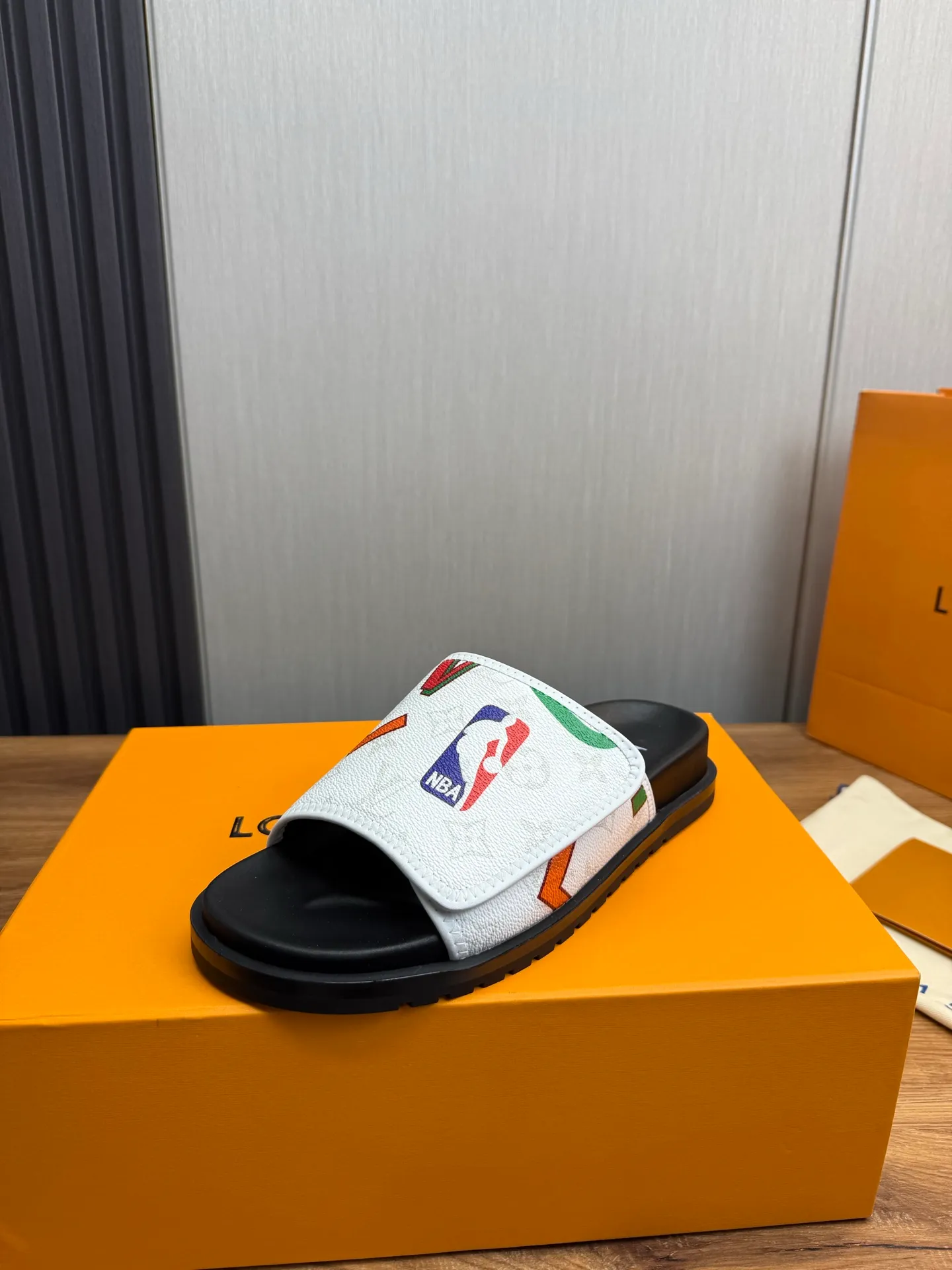 Men's shoes 💰320💰 Lv. hot selling men's slippers 🔥 🩴Official website one to one production 38-45 sizes 45 46 🉑️Customized!
